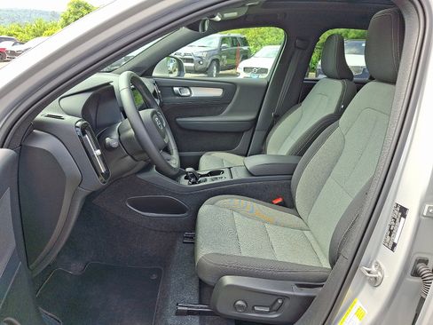 Certified 2025 Volvo XC40 B5 Core image 13