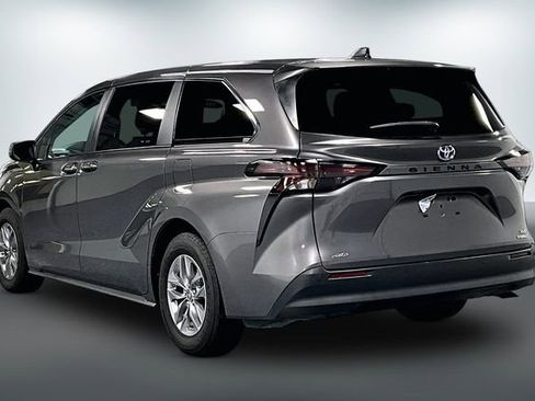 Used 2023 Toyota Sienna XLE AWD/4WD image 6