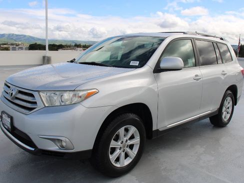 Used 2011 Toyota Highlander 2WD w/ Tech Pkg image 6