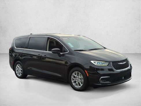 Used 2023 Chrysler Pacifica Touring-L FWD image 3