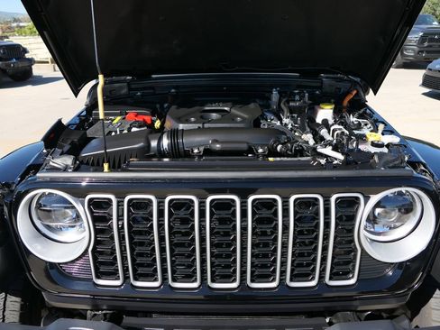 Used 2025 Jeep Wrangler Sahara 4xe image 28