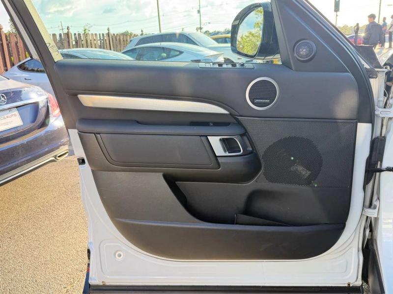 Used 2020 Land Rover Discovery Landmark AWD/4WD image 10