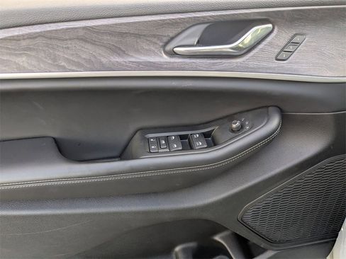 Used 2024 Jeep Grand Cherokee L Limited w/ Luxury Tech Group II image 13