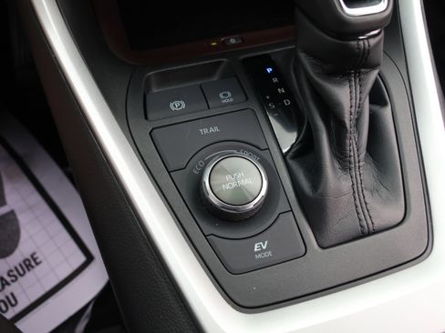 Used 2023 Toyota RAV4 Limited image 29