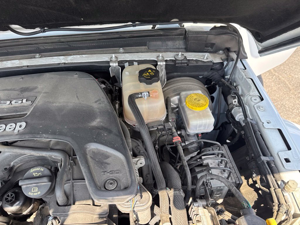 Used 2018 Jeep Wrangler Unlimited Sahara AWD/4WD image 24