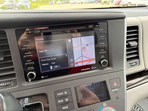 Used 2019 Toyota Sienna XLE w/ XLE Navigation Package FWD image 16