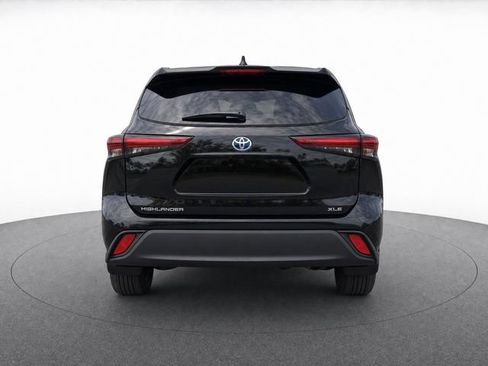 Used 2024 Toyota Highlander XLE FWD image 7