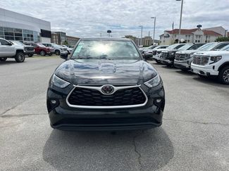 Used 2023 Toyota Highlander LE FWD video 2