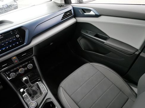 Certified 2024 Volkswagen Taos SE w/ Panoramic Sunroof Package image 11