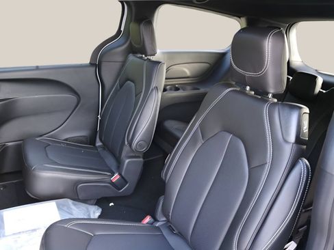 New 2026 Chrysler Pacifica Select FWD image 16