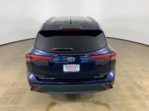Used 2023 Toyota Highlander XLE AWD/4WD image 11
