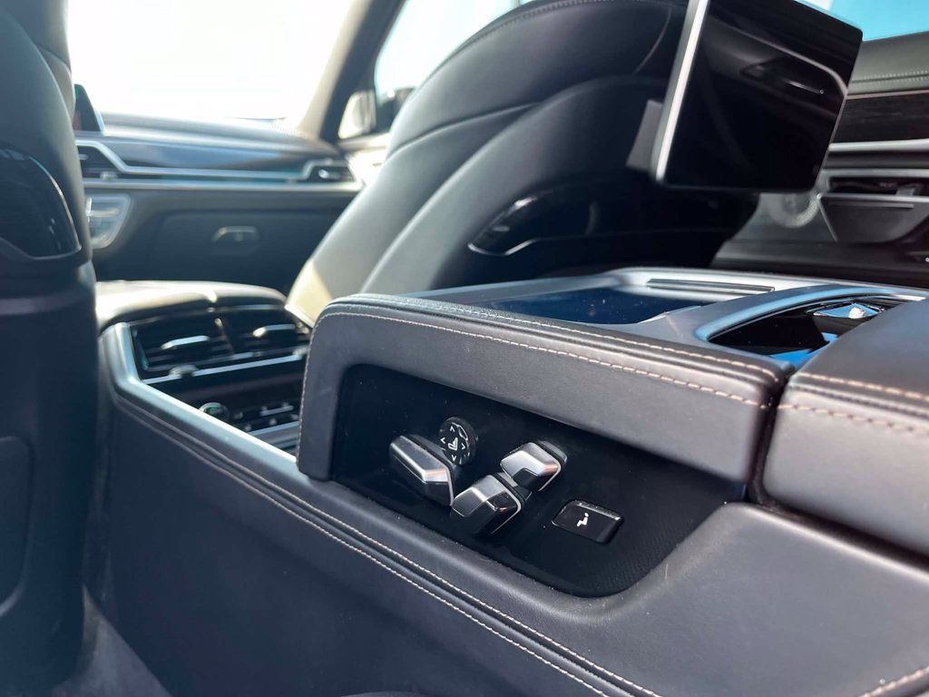 Used 2018 BMW 750i xDrive AWD/4WD image 16