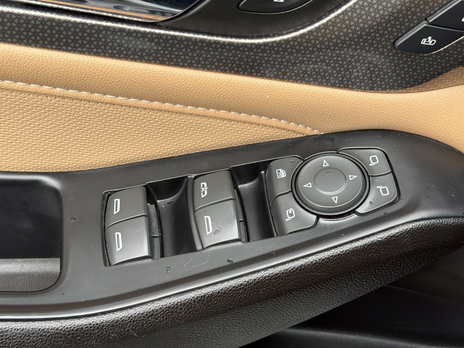 Used 2023 Chevrolet Traverse Premier FWD image 11