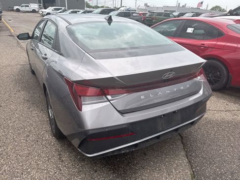 Used 2024 Hyundai Elantra SEL FWD image 11