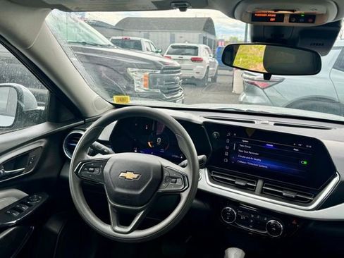 Used 2025 Chevrolet Trax LT FWD image 18