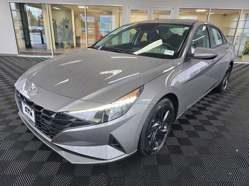 Used 2023 Hyundai Elantra SEL w/ Cargo Package image 7