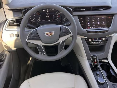 New 2026 Cadillac XT5 Luxury image 7