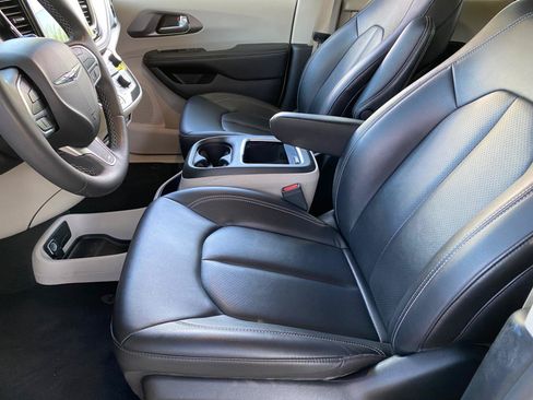 Used 2024 Chrysler Pacifica Limited FWD image 18