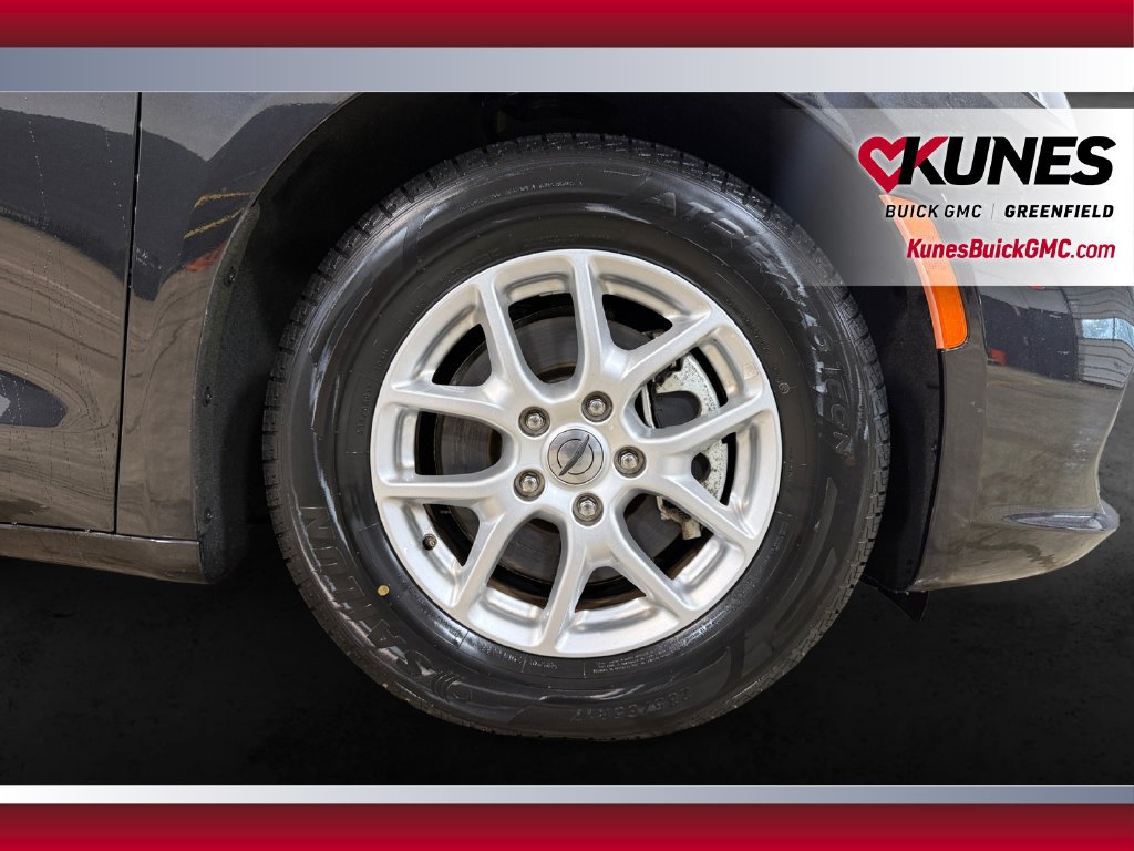 Used 2023 Chrysler Pacifica Touring-L FWD image 13
