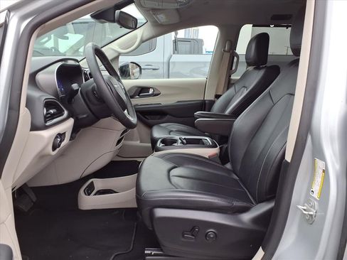 Used 2024 Chrysler Pacifica Touring-L image 10