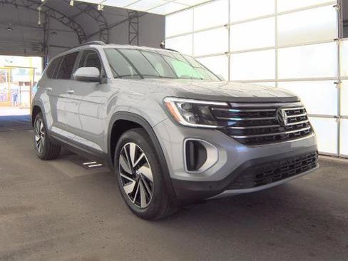 Used 2025 Volkswagen Atlas SE image 3