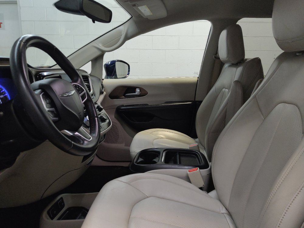 Used 2018 Chrysler Pacifica Touring-L w/ Tire & Wheel Group FWD image 17