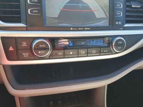 Used 2019 Toyota Highlander XLE image 24