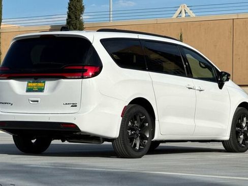 New 2026 Chrysler Pacifica Limited image 4