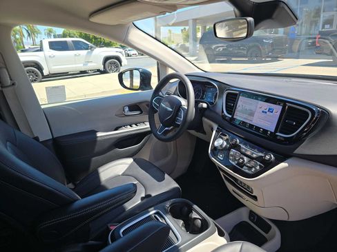 Used 2024 Chrysler Pacifica Touring-L FWD image 11