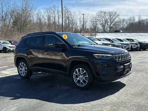 Used 2023 Jeep Compass Latitude w/ Sun and Sound Group AWD/4WD image 2