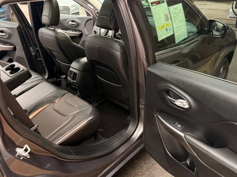 Used 2019 Jeep Cherokee Limited AWD/4WD image 13
