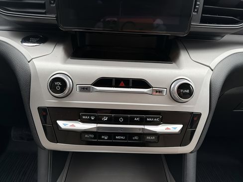 Used 2023 Ford Explorer XLT image 20