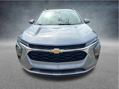 Used 2025 Chevrolet Trax LT w/ LT Convenience Package FWD image 2