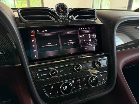 Used 2022 Bentley Bentayga AWD/4WD image 36