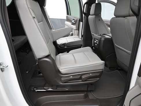 Used 2024 GMC Yukon XL SLT w/ SLT Luxury Package AWD/4WD image 17