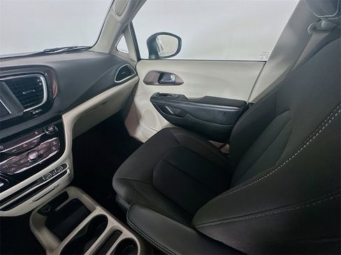 Used 2023 Chrysler Voyager LX image 11