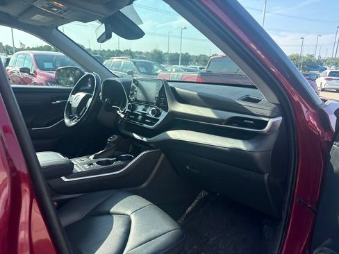 Used 2020 Toyota Highlander XLE AWD/4WD image 18
