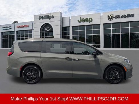 Used 2025 Chrysler Pacifica Premium FWD image 2