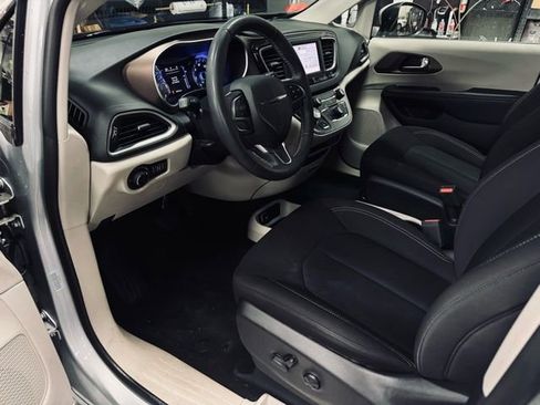 Used 2023 Chrysler Voyager LX image 18