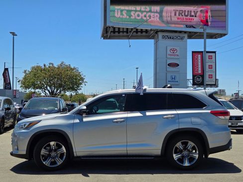 Used 2018 Toyota Highlander Limited Platinum AWD/4WD image 4