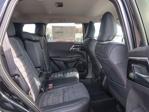 New 2026 Mitsubishi Outlander SE image 17