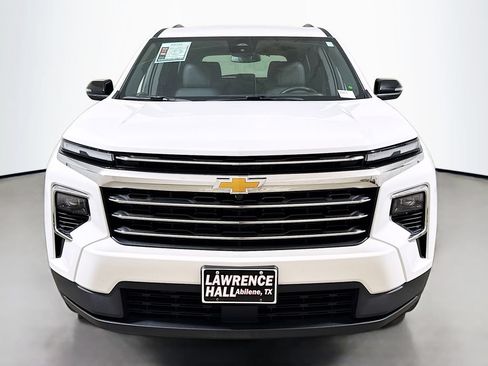 Used 2025 Chevrolet Traverse LT FWD image 2