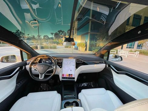 Used 2018 Tesla Model X 75D image 10