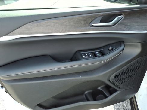 New 2026 Jeep Grand Cherokee Altitude AWD/4WD image 8