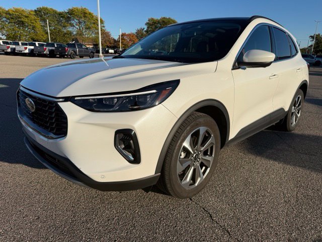 Used 2023 Ford Escape Platinum AWD/4WD image 2