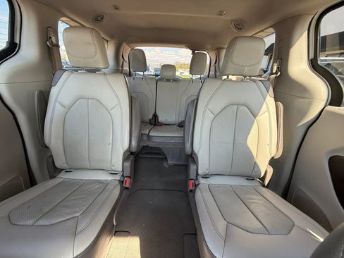 Used 2019 Chrysler Pacifica Touring-L FWD image 42