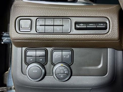 Used 2022 GMC Yukon XL Denali image 12