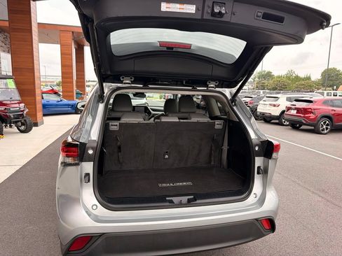 Used 2023 Toyota Highlander XLE AWD/4WD image 18