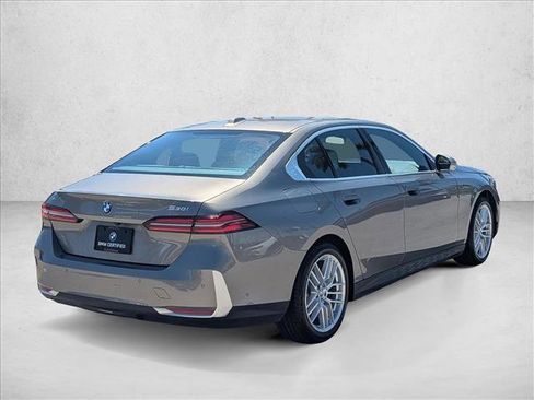 Certified 2024 BMW 530i xDrive w/ Premium Package AWD/4WD image 5