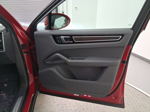 Certified 2023 Porsche Cayenne Coupe image 37